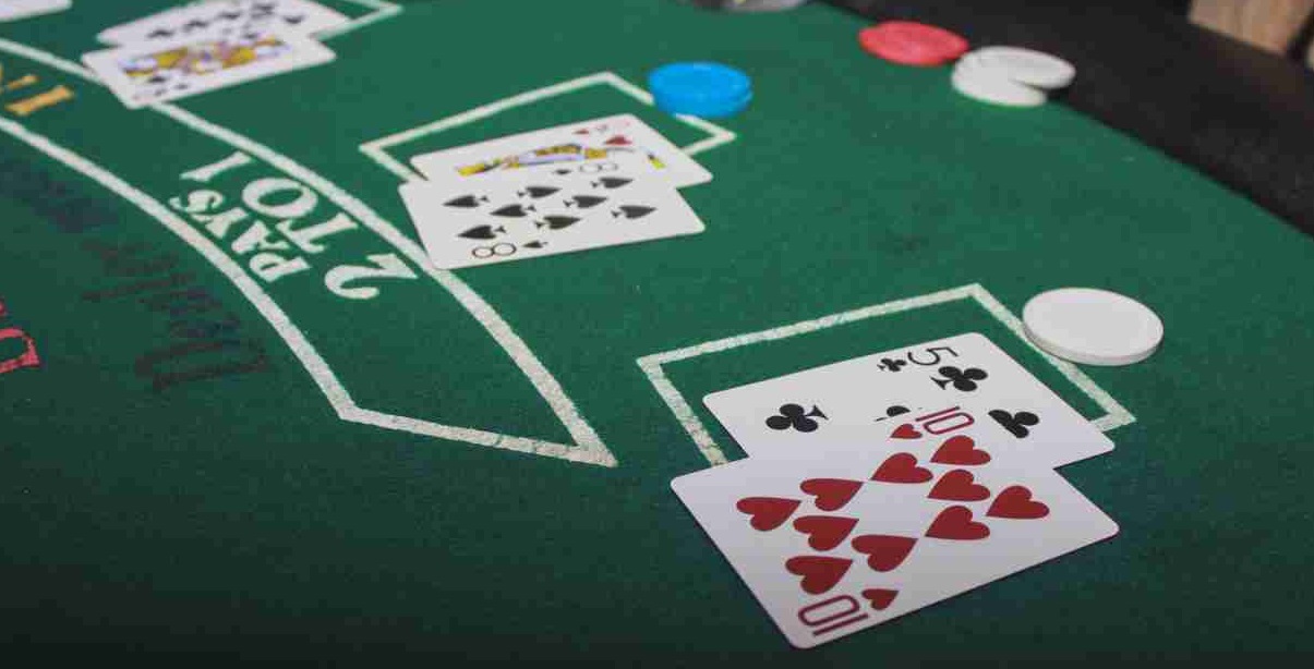 μια τράπουλα μπλάκτζακ στρατηγική