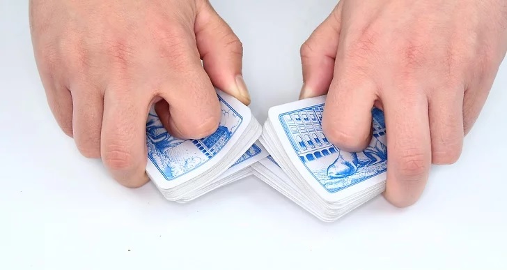 τράπουλα χέρια ανακάτεμα τεχνική