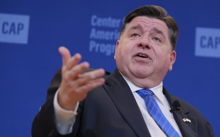 κυβερνήτης-πολέμιος-του-τραμπ-έφυγε-μ-262971